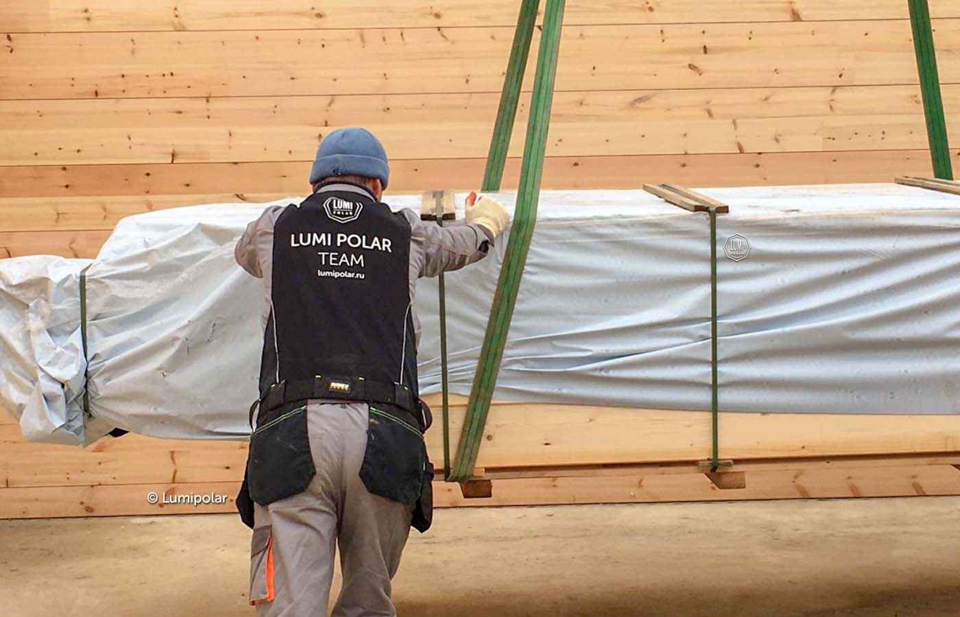 Работник Lumi Polar на постройте деревинного дома из клееного бруса