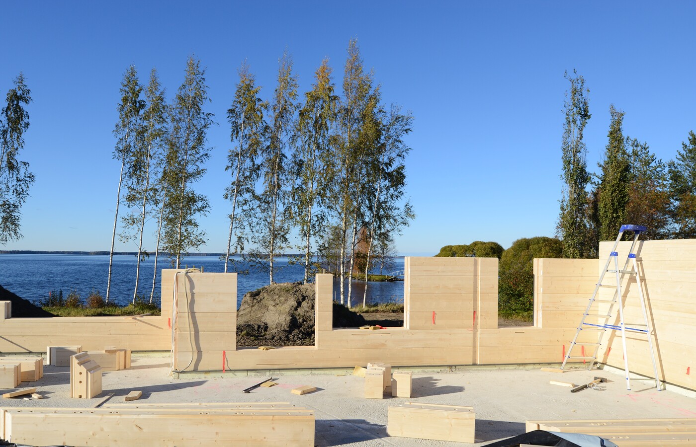 Construction of a pine log house by the Finnish company Lumi Polar