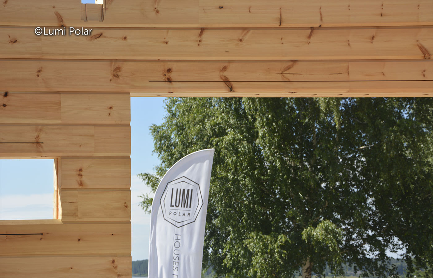 Construction of a house from pine boards by the Finnish company Lumi Polar