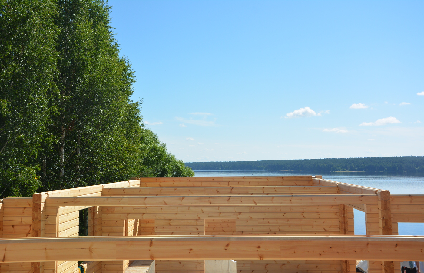 Construction of a Finnish pine log house
